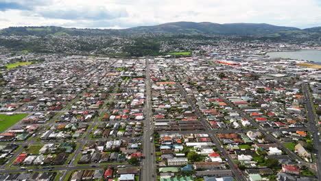 Vista-Panorámica-De-La-Ciudad-De-Dunedin-Durante-El-Día-En-Nueva-Zelanda---Toma-Aérea-De-Drones