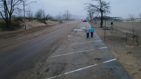Gente-Caminando-Por-La-Carretera-De-La-Playa-Durante-Una-Ola-De-Calor-Invernal