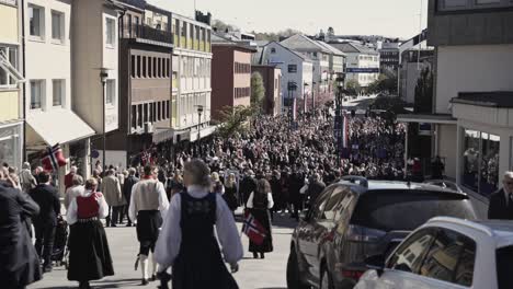 Desfile-Del-Día-De-La-Institución-En-Noruega,-Vista-De-Mano