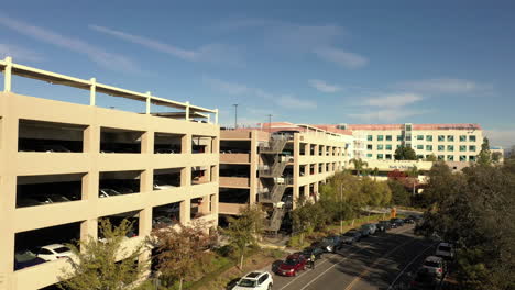 Dron-De-4k-Que-Se-Eleva-Junto-A-Una-Gran-Estructura-De-Estacionamiento-En-El-Hospital-Infantil-De-Rady-En-San-Diego,-California