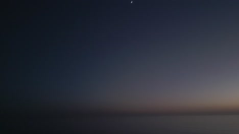 Cielo-Nocturno-Sobre-El-Mar-Con-La-Estrella-De-La-Enfermedad-Que-Cae