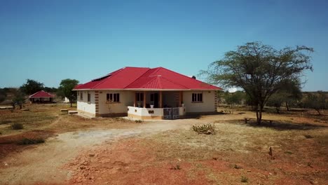 Panoramablick-Auf-Ein-Dorfhaus-In-Karamoja-An-Einem-Sonnigen-Tag-In-Uganda,-Afrika