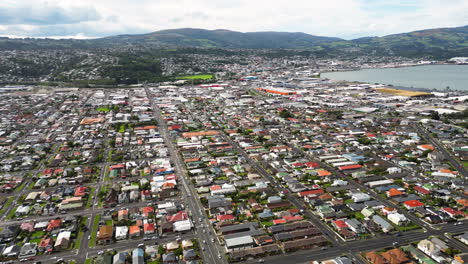 Vista-Del-Paisaje-De-La-Ciudad-De-Dunedin-Desde-Arriba-En-Nueva-Zelanda---Toma-Aérea-De-Drones