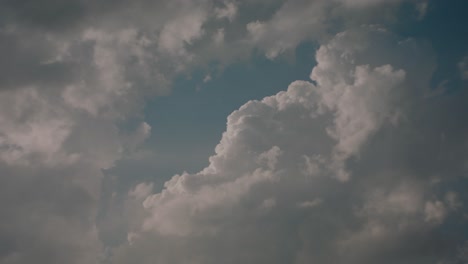 Himmlische-Wolkenhaufen,-Die-Von-Der-Untergehenden-Sonne-In-Ein-Dramatisches-Licht-Geworfen-Werden