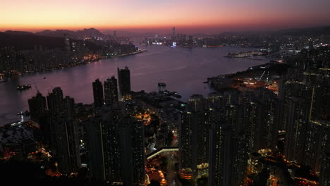Schöner-Farbiger-Himmel-Nach-Sonnenuntergang-über-Der-Beleuchteten-Stadt-Hongkong-Und-Victoria-Harbour