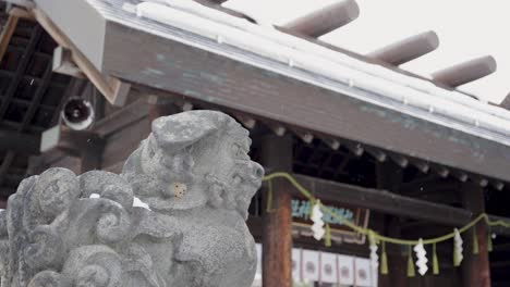 Estatua-De-Piedra-De-Perro-León-Komainu-En-El-Santuario-Japonés-En-Invierno