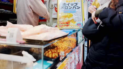 Straßenverkäufer-Liefern-Lebensmittel-Und-Erhalten-Zahlung-Vom-Kunden,-Nahaufnahme,-Asakusa-Tokio,-Japan
