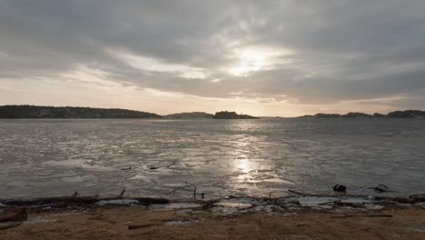 Strand-An-Einem-Eisbedeckten-See-In-Norwegen