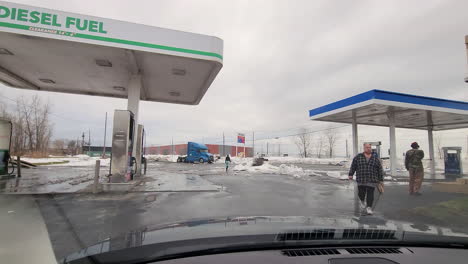 Verschneite-Und-Kaputte-Tankstelle-Nach-Tödlichen-Winterstürmen-In-Den-USA