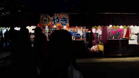 Straßenverkäufer,-Der-Lebensmittel-Am-Nachtmarkt,-Tokio,-Japan-Zubereitet