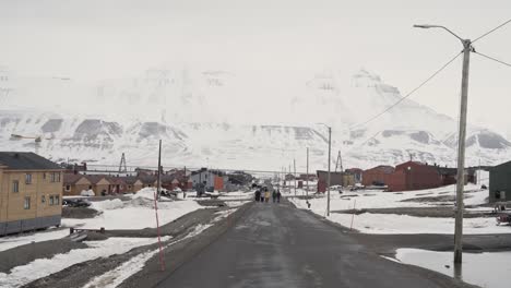 Lokale-Straße-Der-Eiskalten-Stadt-Auf-Der-Insel-Spitzbergen,-Handheld-Ansicht