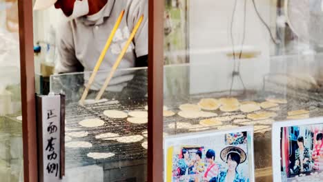 Traditional-Street-Food-Vendor-Frying-Snacks,-Tokyo,-Japan
