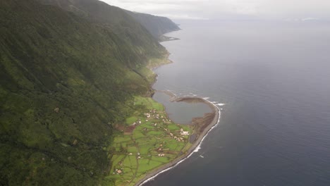 Vista-De-ángulo-Alto-De-Fajã-Da-Caldera-Do-Santo-Cristo-Y-Fajã-Dos-Cubres,-Azores