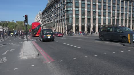 Traffics-in-London-filmed-while-going-past-a-pedestrian-stop-just-next-to-Big-Ben