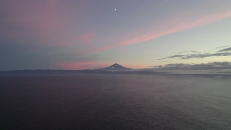 Vibrante-Cielo-De-Puesta-De-Sol-Sobre-La-Distintiva-Isla-Pico-En-Azores---Luna-Sobre-Mt-Pico