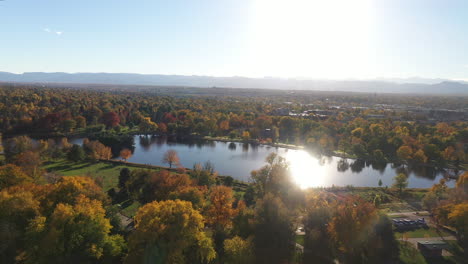 Schöne-Herbstlandschaft-Des-Waschparks-Mit-Flathead-Lake-Und-Sonnenlicht,-Das-Durch-Das-Wasser-Scheint,-Bergkette-Im-Hintergrund,-Denver,-Colorado