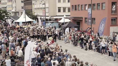 Crowd-of-people-enjoy-Molde-Jazz-festival,-motion-view