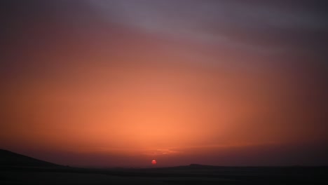 Nebliger-Sonnenuntergang,-Sonnenlicht-Zerstreut-In-Der-Aufgeladenen-Atmosphäre,-Glühend