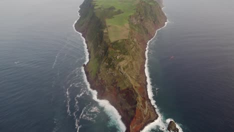 Cinematic-Aerial-Tilt-Up-über-Ponta-Dos-Rosais-Enthüllt-Die-Schlanke-Insel-Sao-Jorge