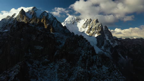 Episch-Rotierende,-Enthüllende-Drohnenaufnahme-Eines-Großen-Gipfels-Im-Ak-Sai-Gletscher-In-Kirgisistan