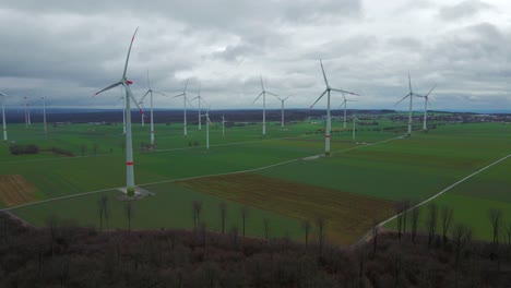 Bewölkter-Himmel-Und-Nachhaltige-Energie:-Windkraftanlagen-Erzeugen-Strom-Auf-Einem-Schönen-Feld-In-Bad-Wünnenberg,-Paderborn,-Nordrhein-Westfalen,-Deutschland