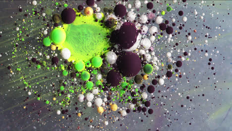 Bunte-Abstrakte-Flüssige-Kunst-Acrylflüssigkeit-Makroblasen-Lösen-Sich-In-Wasser-Auf-Mit-Fließendem-Effekt-Von-Psychedelischen-Marmortintenpartikeln