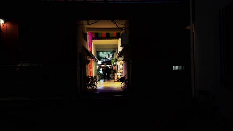 Callejón-Comercial-Iluminado-Rodeado-De-Noche-Oscura,-Concepto-De-Vida-De-La-Ciudad,-Tokio,-Japón