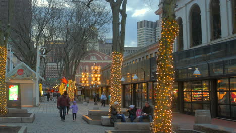 Street-scene-at-Quincy-Market-in-Boston,-Massachusetts-with-people-shopping-during-Christmas-time