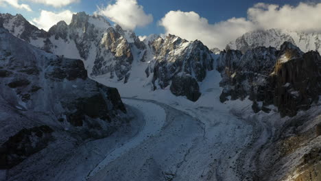 Langsame,-Epische-Filmische-Drohnenaufnahme-Einer-Weiten-Passage-Durch-Die-Berge-Des-Ak-Sai-Gletschers-In-Kirgisistan
