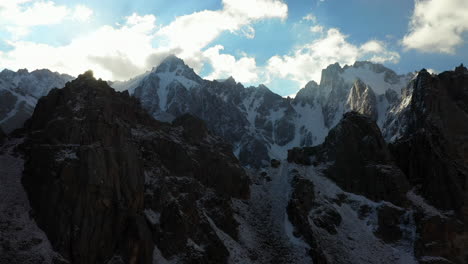 Epische-Filmische-Luftdrohnenaufnahme,-Die-Durch-Die-Berge-Blickt,-Um-Die-Gipfel-Des-Ak-Sai-Gletschers-In-Kirgisistan-Zu-Sehen