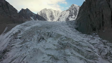 Filmische-Drohnenaufnahme-Aus-Der-Luft-Von-Der-Seite-Des-Ak-Sai-Gletschers-In-Kirgisistan