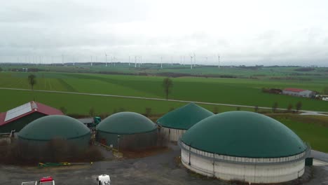 Energía-Renovable-A-Partir-De-Biomasa:-Una-Perspectiva-Aérea-De-Una-Planta-Y-Granja-De-Biogás