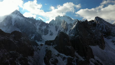 Rotierende,-Aufschlussreiche-Epische-Drohnenaufnahme-Der-Erstaunlichen-Berge-Im-Ak-Sai-Gletscher-In-Kirgisistan