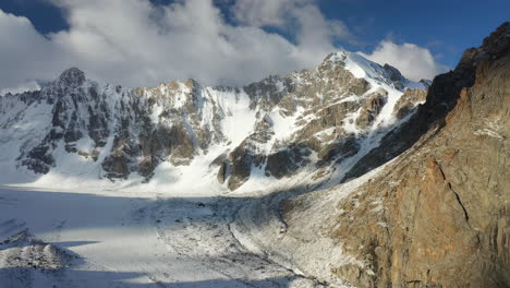 Aufschlussreiche-Drohnenaufnahme-Der-Passage-Zwischen-Dem-Ak-Sai-Gletscher-In-Kirgisistan