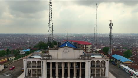 aerial--Ascending-shot-of-mapo-hall-in-Ibadan