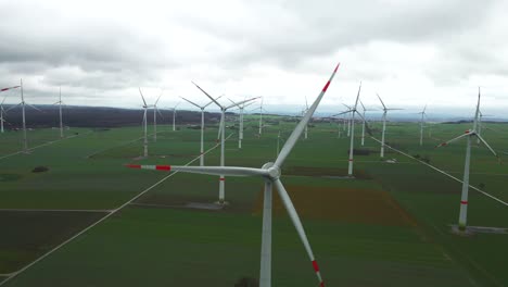 Energía-Sostenible-En-Acción:-Turbinas-Eólicas-Que-Generan-Energía-Limpia-En-Un-Hermoso-Campo-En-Paderborn,-Renania-Del-Norte-Westfalia,-Alemania