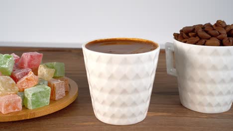 Türkischer-Kaffee-Präsentiert-Mit-Bohnen-Und-Buntem-Türkischem-Genuss