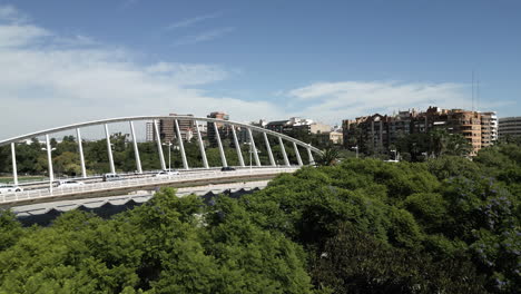 Drohne-Fliegt,-Um-Brücke-In-Valencia,-Spanien,-Zu-Enthüllen