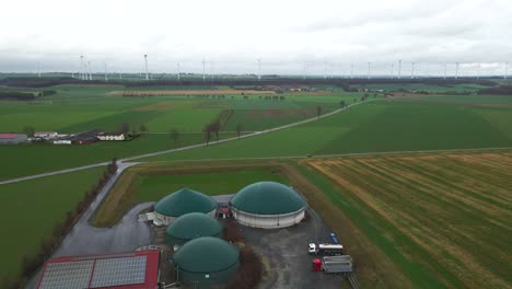 Die-Kraft-Der-Biomasse:-Eine-Luftperspektive-Einer-Modernen-Biogasanlage-Und-Farm-In-Der-Europäischen-Union