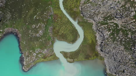 Aufschlussreiche-Drohnenaufnahme-Eines-Flusses,-Der-In-Den-Ala-Kol-See-In-Kirgisistan-Führt,-Abwärtswinkel