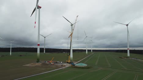 Aufbau-Einer-Quelle-Sauberer-Energie:-Arbeiter-Und-Kran-Bauen-Windkraftanlage-An-Einem-Bewölkten-Tag-In-Paderborn
