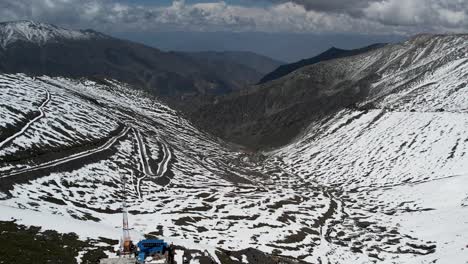 Luftaufnahme-Der-Straße-Von-Kaghan-Nach-Chillas-Durch-Den-Babusar-pass-Während-Der-Schneesaison-In-Der-Himalaya-region
