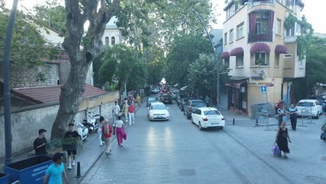 Gente-Caminando-Por-Las-Calles-De-Estambul