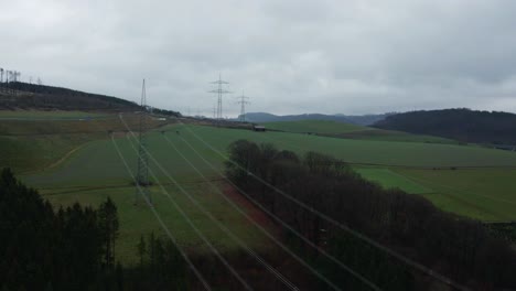 Una-Vista-Aérea-De-Las-Líneas-De-Transmisión-Eléctrica-En-Un-Sauerland-Rural-Junto-A-La-Autopista-46-De-Bestwig