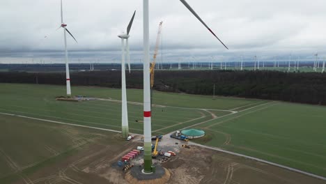 Energieautarkie-Erreichen:-Kran-Hilft-Bei-Der-Montage-Einer-Windkraftanlage-An-Einem-Bewölkten-Tag-In-Bad-Wünnenberg,-Paderborn