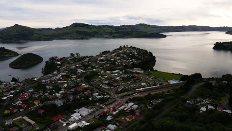 Vista-Aérea-De-Port-Chalmers-Y-Puerto-De-Otago-En-Dunedin,-Isla-Sur,-Nueva-Zelanda-En-Un-Día-Nublado---Disparo-De-Drones