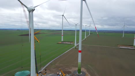 Construyendo-El-Futuro-De-La-Energía:-Construcción-De-Nuevas-Turbinas-Eólicas-En-Rhine-westphalia-Del-Norte,-Alemania