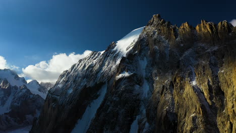 Epische-Filmische-Rotierende-Drohnenaufnahme-Eines-Halb-Verschneiten-Berggipfels-Im-Ak-Sai-Gletscher-In-Kirgisistan