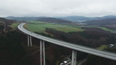 Verbindet-Die-Nation:-Die-Talbrücke-Nuttlar-über-Das-Schlebornbachtal-Im-Sauerland