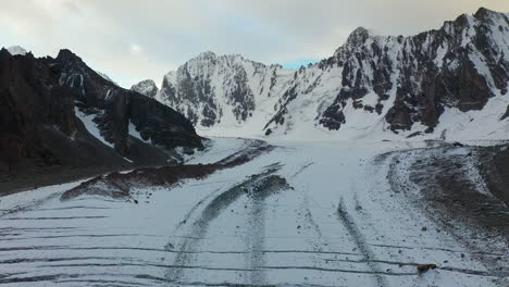 Epische-Drohnenaufnahme-Aus-Der-Luft-Vom-Abhang-Des-Ak-Sai-Gletschers-In-Kirgisistan